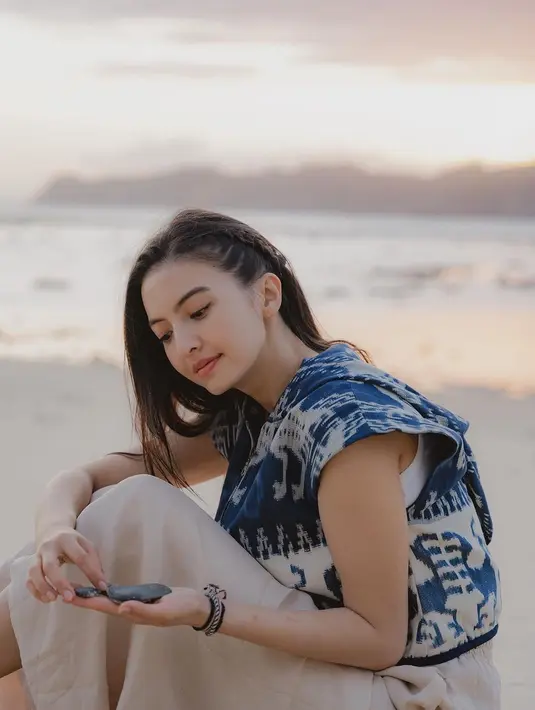 Selama liburan, Raline Shah terlihat tampil dengan makeup minimalis yang memesona. [@ralineshah].