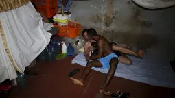 Narapidana berciuman saat berada di sel kamar transgender di penjara La Joya, Panama City , Panama, (29/1/2016). Banyak tahanan disini bertahun-tahun tanpa mengetahui hukuman yang dijatuhkan padanya. (REUTERS / Carlos Jasso)