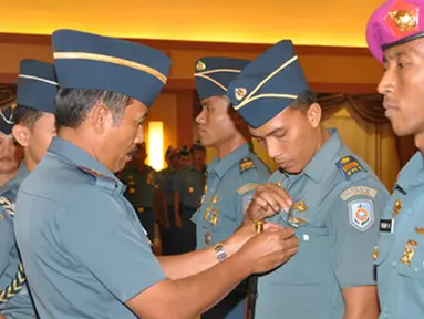 Citizen6, Surabaya: Penyematan tanda peserta kepada perwakilan peserta Dikspespa dan Diksarcab oleh Dankobangdikal Laksda TNI Djoko Teguh Wahojo. (Pengirim: Penkobangdikal).
