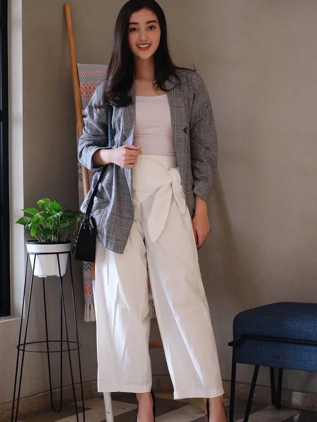 [Bintang] Biar Kelihatan Tinggi Seperti Model, Ini Rahasia Ranty Maria Tutupi Badan Mungilnya