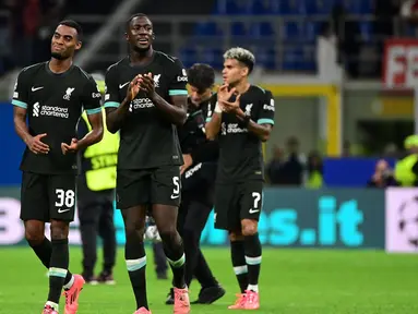 Pemain Liverpool Ryan Gravenberch, Ibrahima Konate dan Virgil van Dijk (kiri ke kanan) melakukan selebrasi usai memenangi matchday 1 League Phase Liga Champions 2024/2025 melawan AC Milan di Stadion San Siro, Milan, 17 September 2024. (PIERO CRUCIATTI/AFP)