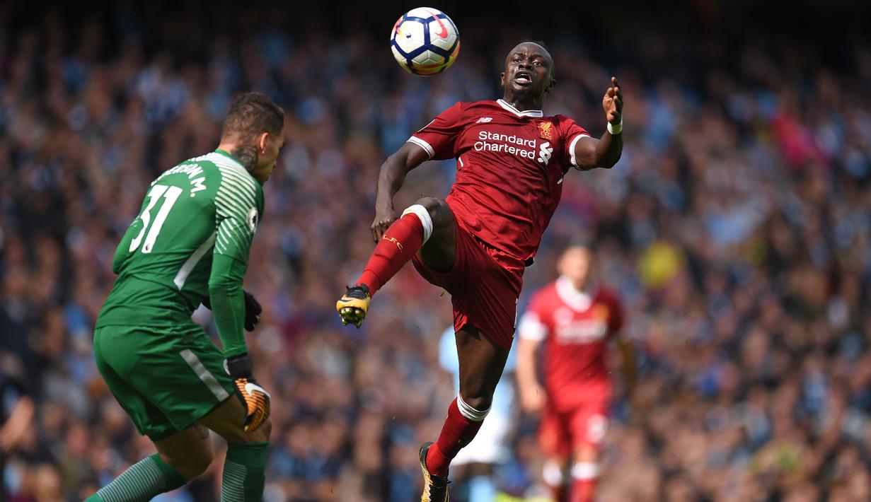 Gelandang Liverpool Sadio Mane berusaha mengambil bola sebelum kakinya menghatam wajah kiper Manchester City, Ederson saat pertandingan Liga Inggris di Stadion Etihad, Manchester (9/9). (AFP Photo/Oli Scarff)