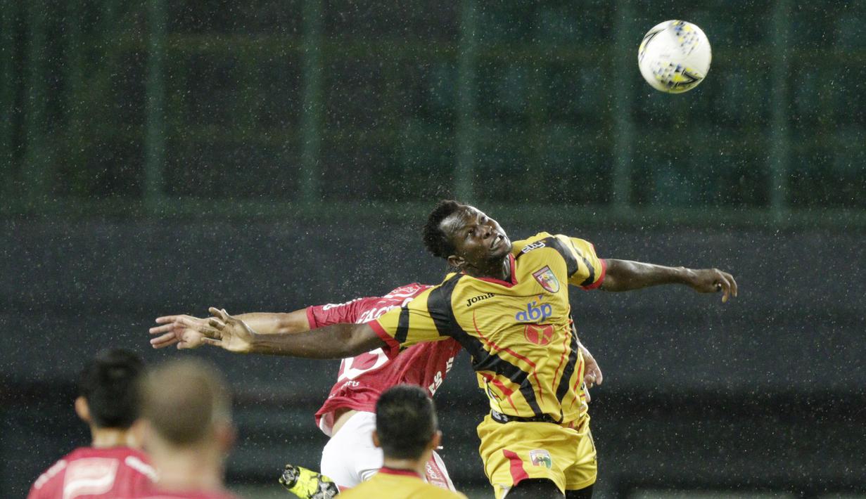Bek Bali United, Willian Pacheco, duel udara dengan pemain Mitra Kukar, Musa C Njie, pada laga Piala Presiden 2019 di Stadion Patriot, Jawa Barat, Minggu (3/3). Bali United menang 3-0 atas Mitra Kukar. (Bola.com/M Iqbal Ichsan)