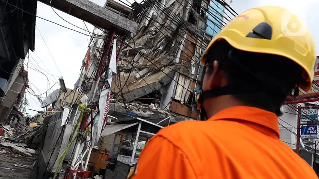 Gedung Empat Lantai di Slipi Ambruk