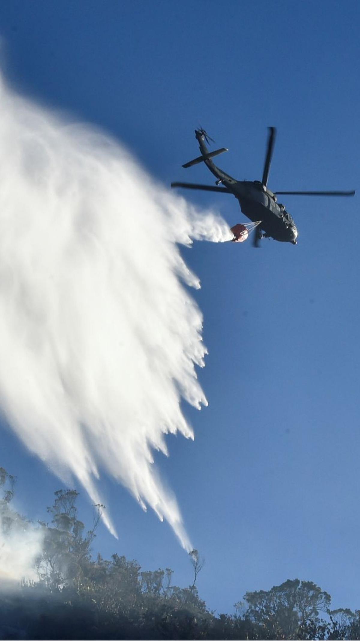 Dukungan helikopter memadam pun diterjunkan guna mempercepat proses pemadaman.<br>(Foto SCHNEYDER MENDOZA / AFP)<br>