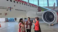 CEO AirAsia Indonesia Veranita Yosephine saat peluncuran livery bertemakan 'Lake Toba&amp;Beyond', di GMF, Jumat (17/3/2023).