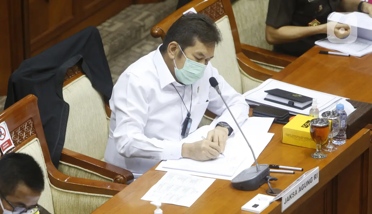 Jaksa Agung Burhanuddin saat Rapat Dengar Pendapat (RDP) bersama Komisi III DPR RI ,di Jakarta, Selasa (26/1/2021). Rapat tersebut beragendakan evaluasi kinerja Kejaksaan Agung Tahun 2020 dan rencana kerja 2021. (Liputan6.com/Angga Yuniar)
