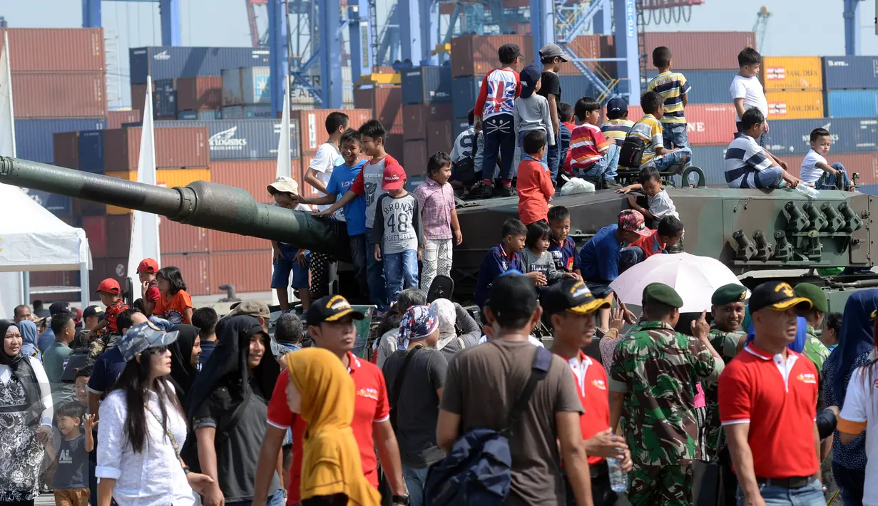 Sejumlah bocah menaiki tank saat Open Day Kolinlamil di Tanjung Priok, Jakarta, Minggu (24/7). Warga sekitar menyambut antusias acara HUT KOLINLAMIL 1 Juli 2016 yang Ke-55. (Liputan6.com/Helmi Afandi)