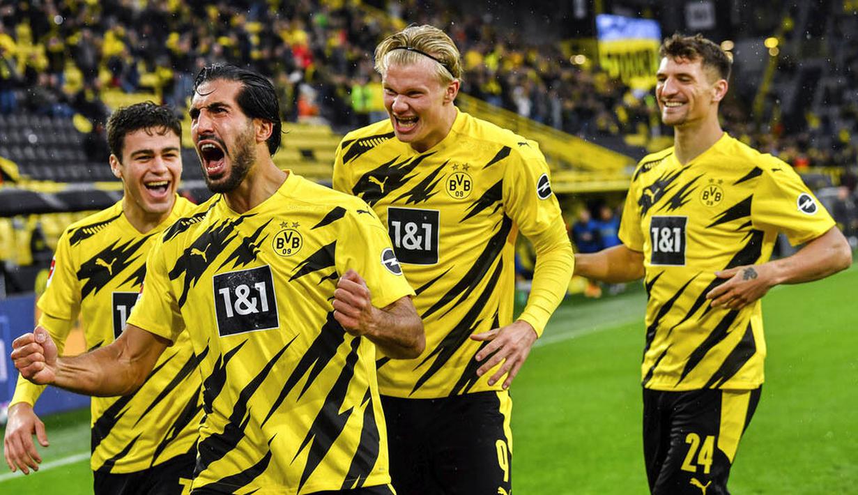 Gelandang Borussia Dortmund, Emre Can, melakukan selebrasi usai mencetak gol ke gawang Freiburg pada laga Bundesliga di Signal Iduna Park, Sabtu (3/10/2020). Dortmund menang dengan skor 4-0. (AP Photo/Martin Meissner)