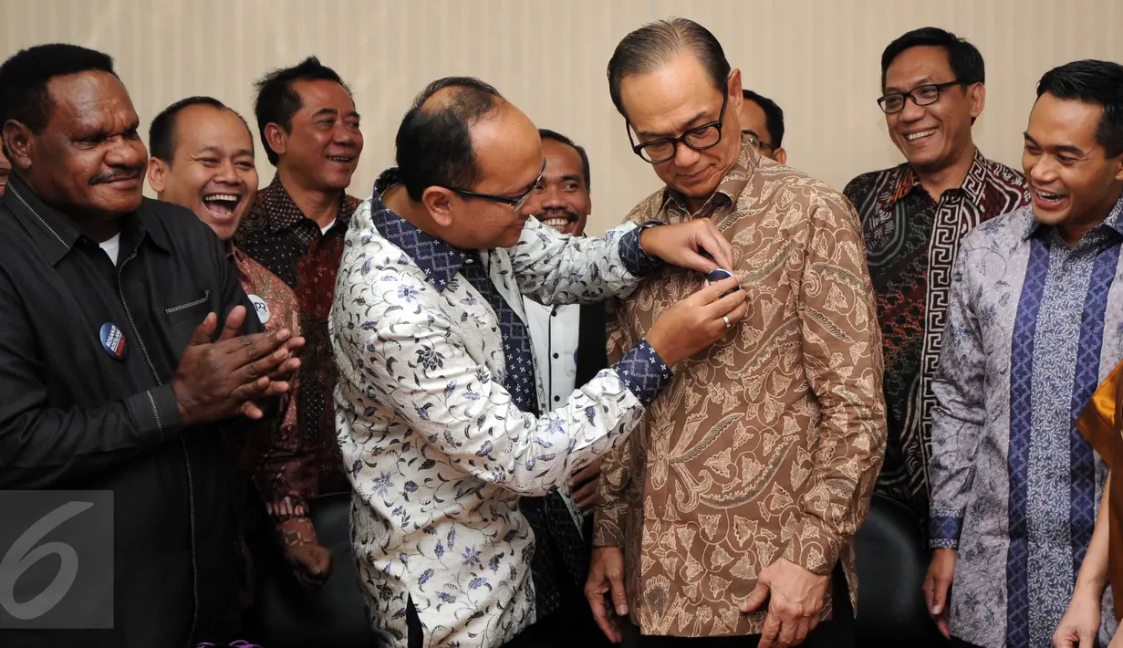 Rosan P Roeslani (kedua kiri) memasang pin ke ketua umum  Kadin saat Pendaftaran dirinya sebagai ketum kadin di Menara Kadin, Jakarta, (16/11/2015). Pemilihan Ketua Umum akan berlangsung pada tanggal 22-24 November 2015. (Liputan6.com/Helmi Afandi)