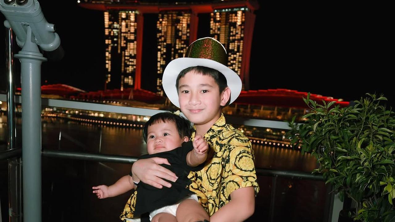 Potret Gemas Rafathar Gendong Lily, Ekspresinya Bikin Netizen Tersentuh