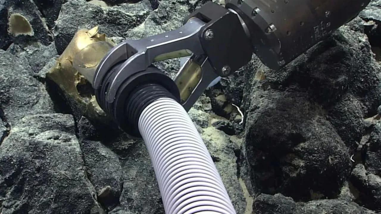 NOAA Temukan Bola Misterius Berlubang di Laut Alaska, Identitasnya Belum Terungkap