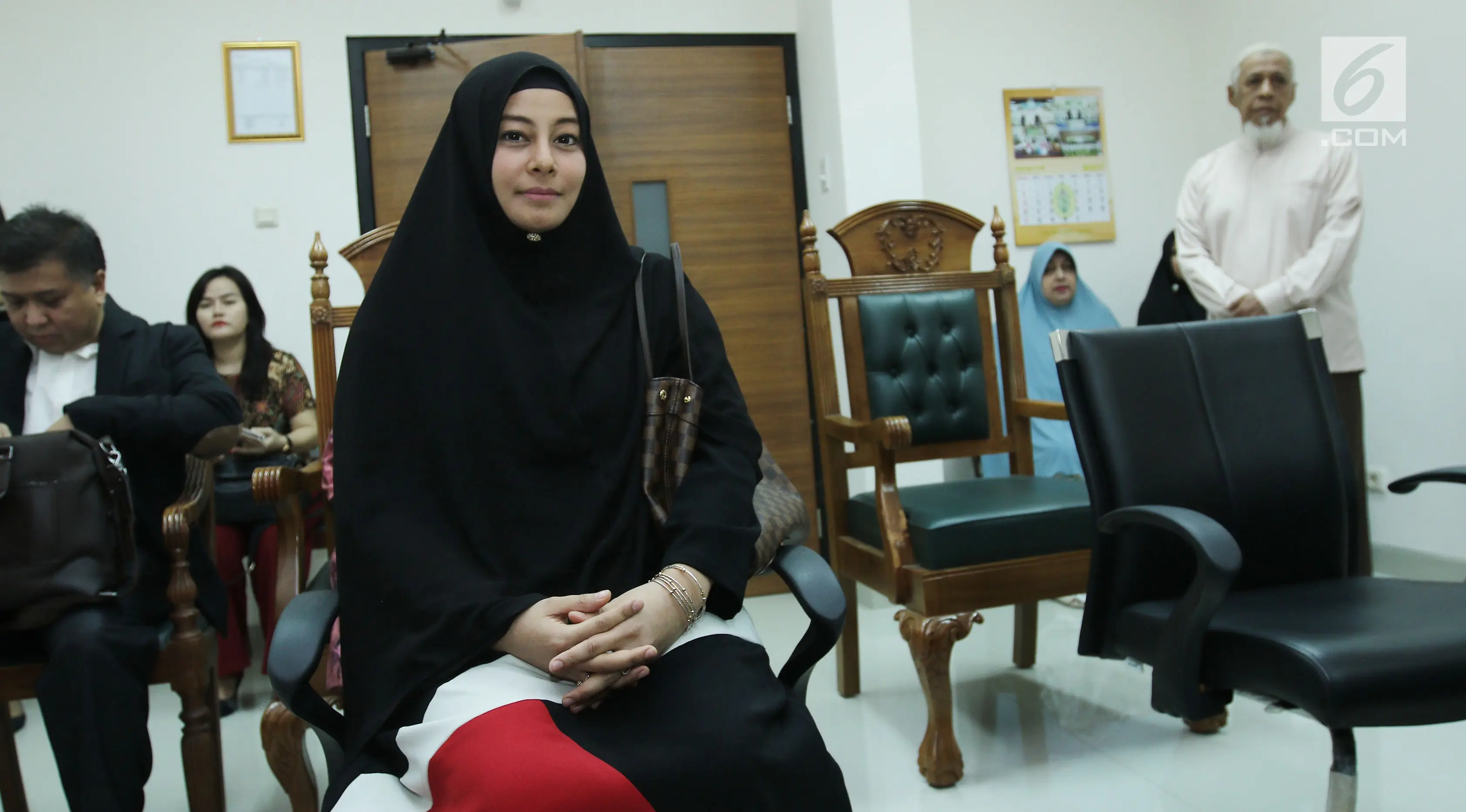 Istri Ustaz Alhabsyi, Putri Aisah Aminah menghadiri sidang lanjutan perceraian di Pengadilan Agama Jakarta Timur, Kamis (16/8). Sidang lanjutan perceraian Al Habsyi dengan agenda pembuktian dan saksi dari pihak Putri Aisyah. (Liputan6.com/Herman Zakharia)