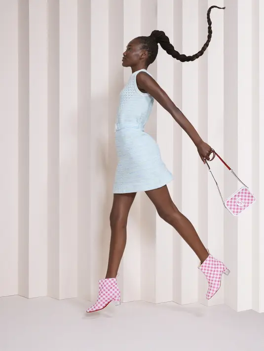 Menangkap keinginan untuk melihat ke masa depan yang penuh dengan kemungkinan tak terbatas, koleksi kali ini menampilkan motif-motif bold yang terinspirasi dari Tarot de Marseille yang tradisional. Foto: Documet/Christian Louboutin.