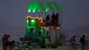 Sebuah kendaraan mutan berlampu hijau di Playa ikut meramaikan Festival Burning Man, di padang pasir Black Rock, Nevada, Amerika Serikat. (01/09). Sebanyak 70.000 orang dari seluruh dunia memadati festival tersebut. (REUTERS/Jim Urquhart)