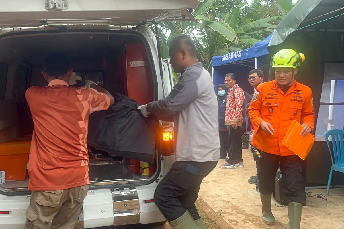 Pencarian Korban Longsor di Cilacap