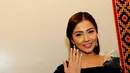 Bella Shofie bahkan sempat memperlihatkan cincin yang sudah tersemat di jari manis tangan kanannya. Foto diambil pada 11 Mei 2015. (Liputan6.com/Faisal R Syam)