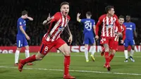 Chelsea yang gagal merekrut Joules Kounde dari Sevilla akhirnya mendatangkan Saul Niguez dari Atletico Madrid dengan status pinjaman sebesar 5 juta euro dengan opsi dipermanenkan. Pengumuman kedatangannya disampaikan di masa akhir bursa transfer musim panas 2021. (Foto: AFP/Ian Kington)