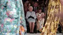 Ratu Elizabeth II duduk di sebelah Ratu Fashion, Anna Wintour menyaksikan pagelaran London Fashion Week 2018, Selasa (20/2). Ratu Elizabeth tampil stylish mengenakan setelan jaket dan rok biru muda keluaran Angela Kelly. (Yui Mok/Pool photo via AP)
