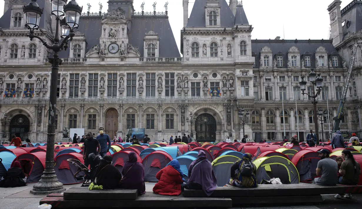 Sebuah kamp darurat yang didirikan oleh para migran digambarkan di luar balai kota Paris, pada Jumat (25/6/2021). Lebih dari 300 migran mendirikan sekitar 200 tenda di luar balai kota untuk menarik perhatian terhadap kondisi mereka dan menuntut akomodasi. (AP Photo/Lewis Joly)