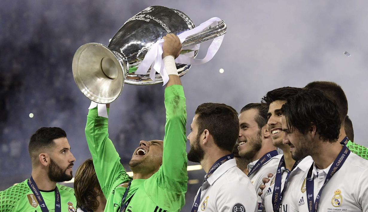Kiper Real Madrid, Keylor Navas, mengangkat trofi merayakan gelar juara Liga Champions bersama rekan-rekannya di Stadion Millenium, Cardiff, Sabtu (3/6/2017). Madrid menang 4-1 atas Juventus. (AFP/Javier Soriano)
