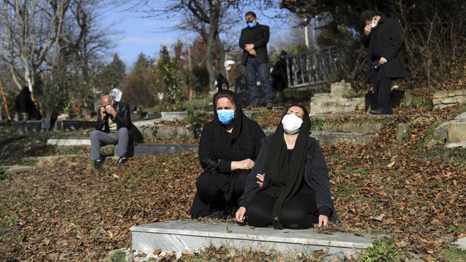 Reaksi para pelayat saat pemakaman korban yang meninggal karena COVID-19 di sebuah pemakaman pinggiran Kota Ghaemshahr, Iran, 17 Desember 2020. Dalam beberapa hari terakhir angka infeksi virus corona COVID-19 di Iran turun 10 persen. (AP Photo/Ebrahim Noroozi)