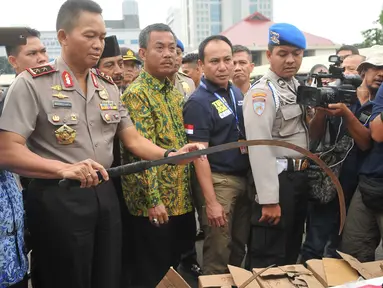 Kapolda Metro Jaya Irjen Moechgiarto bersama Ketua DPRD DKI Jakarta, Prasetyo Edi Marsudi (batik hijau) saat menggelar rilis hasil pengungkapan Operasi Pekat selama 2 pekan, di Polda Metro Jaya, Jakarta, Jumat (3/6). (Liputan6.com/Gempur M Surya)