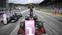 Max Verstappen berhasil meraih posisi pertama GP Austria 2021 yang digelar di kandang tim Red Bull, Sirkuit Red Bull Ring sama seperti pekan lalu. Tanpa kesulitan yang berarti, Ia terus memimpin barisan dari awal hingga akhir perlombaan. (Foto: AFP/Pool/Christian Bruna)