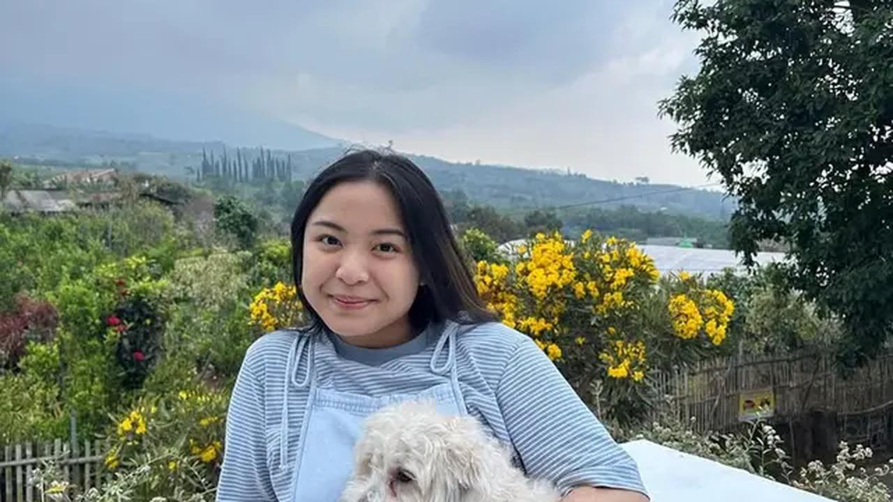 Begini Gaya Bernadya Saat Tidak Mengenakan Pakaian Hitam. [@bernadyaribka]