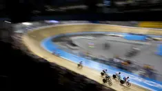 Para pebalap sedang berlomba di nomor trek balap sepeda Pan Am Games 2015 di Milton, Ontario, Kanada. (16/7/2015). (AP Photo/Felipe Dana)