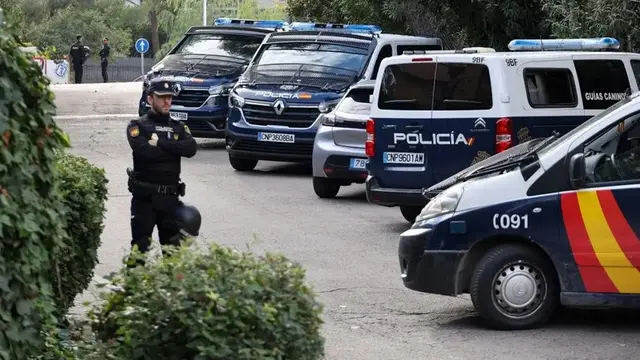 Polisi berjaga di depan kedutaan Ukraina di Spanyol setelah ledakan bom surat. (AFP)