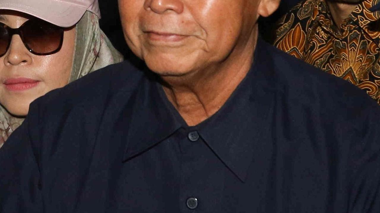 Hingga akhirnya setelah hampir 8 jam, Panji Gumilang keluar dari Bareskirm usai dicecar 26 pertanyaan oleh tim penyidik. Saat itu Panji langsung menyapa wartawan yang sudah menunggu dengan salam Yahudi, Shalom Alaichem.