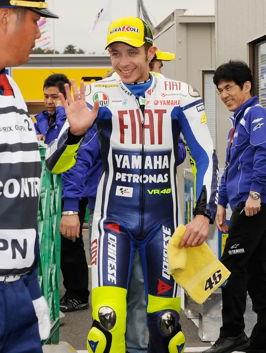Juara dunia Italia Valentino Rossi melambaikan tangan untuk menyapa para penggemarnya saat ia akan memulai sesi latihan untuk MotoGP Jepang Grand Prix di sirkuit Twin Ring Motegi di Motegi pada 24 April 2009. (AFP/Bintang.com)