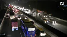 Sabtu, (22/4/2017), Libur panjang di akhir pekan membuat ruas jalur Tol Cikampek di kedua arah mengalami kepadatan cukup panjang