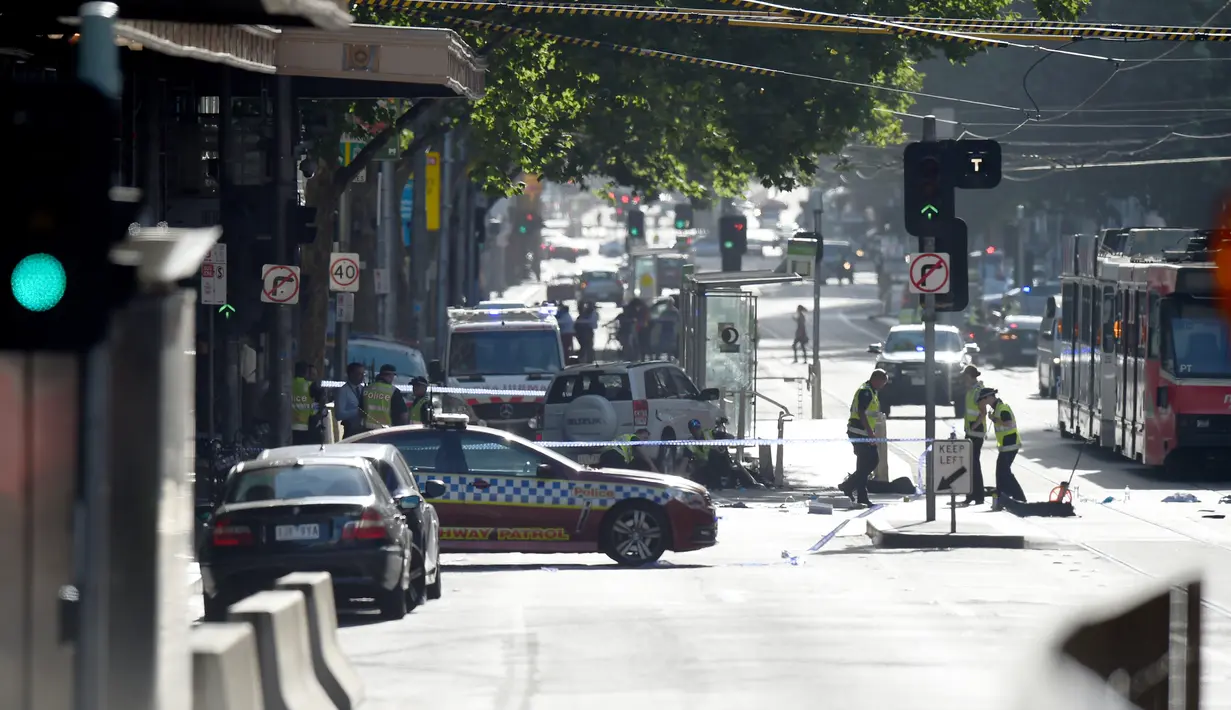 Polisi dan personel keamanan di sekitar lokasi mobil menabrak kerumunan pejalan kaki di kawasan pusat bisnis Melbourne, Australia, Kamis (21/12). Saksi mata mengatakan mobil itu melaju sekitar 60km/jam sebelum menabrak pejalan kaki. (Mark Peterson/AFP)