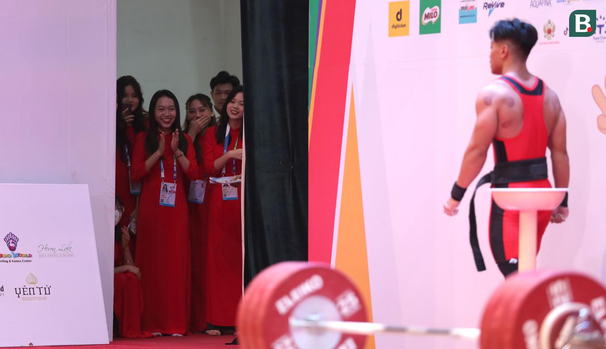 Yang pasti, kehadiran mereka yang mendukung para lifter yang berlaga dengan senyum dan tepukan tangan telah menjadi bagian dari suksesnya Rahmat Erwin Abdullah mempertahankan medali emas SEA Games di kelas 73 kg putra. (Bola.com/Ikhwan Yanuar)