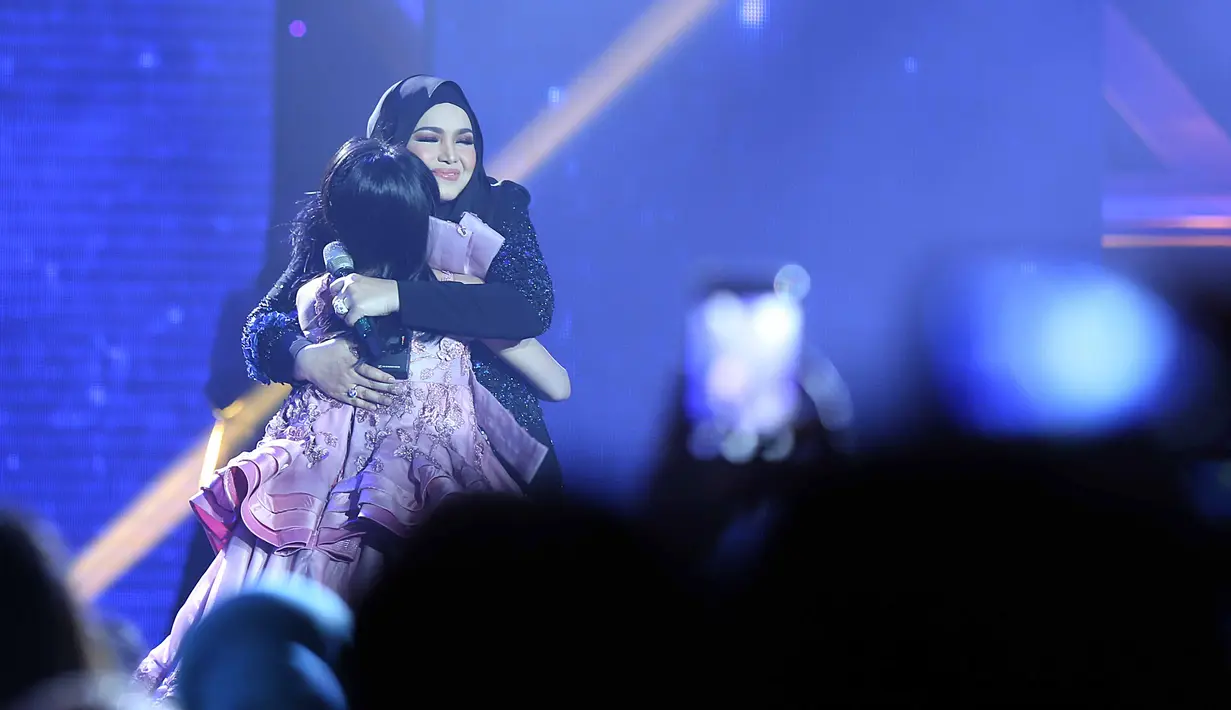 "Suara kecil tapi saat nyanyi suaranya menggelegar," ujar Siti Nurhaliza saat menjadi komentator saat Lesti menjadi salah satu kontestan D'Academy. (Nurwahyunan/Bintang.com)