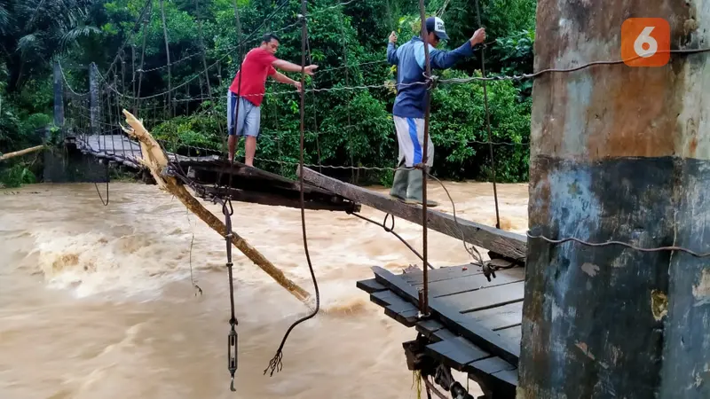 Sejumlah jembatan putus akibat banjir di Bulukumba (Liputan6.com/Fauzan)