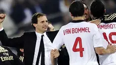 Pelatih AC Milan Massimiliano Allegri (paling kanan) meluapkan kegembiraan bersama para pemainnya setelah memastikan merebut scudetto dengan hasil imbang 0-0 melawan AS Roma di Stadio Olimpico, 7 Mei 2011. AFP PHOTO/Filippo MONTEFORTE