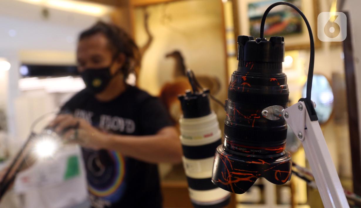 Kerajinan tangan rumahan dipamerkan dalam pameran Creative Culture Home di Sumarecon Mal Serpong, Tangerang, Banten, Selasa (27/10/2020). Pameran untuk membangkitkan pemulihan ekonomi ini digelar Kementerian Pariwisata dan Ekonomi Kreatif serta pengelola mal. (Liputan6.com/Angga Yuniar)