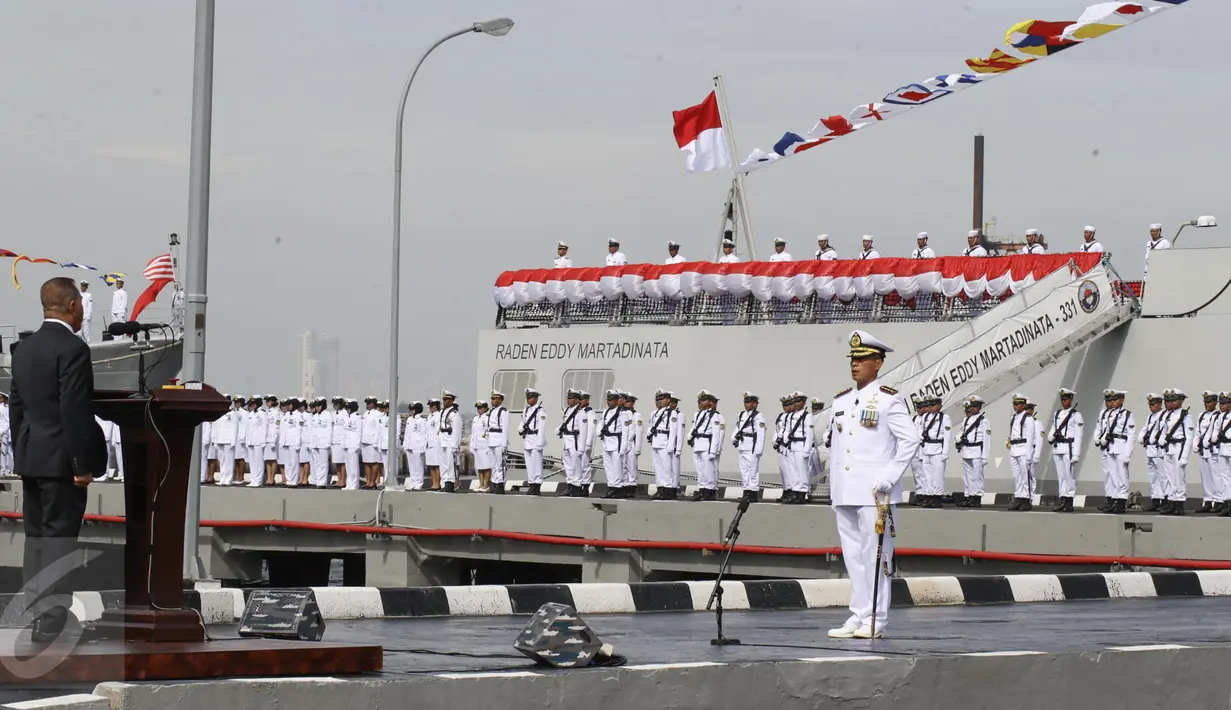 Menteri Pertahanan Ryamizard Ryacudu memimpin upacara di Kompleks Satuan I Koarmabar Pondok Dayung, Tanjung Priok, Jakarta, Jumat (7/4). Kehadiran Ryamizard untuk meresmikan KRI Raden Eddy Martadinata 331. (Liputan6.com)