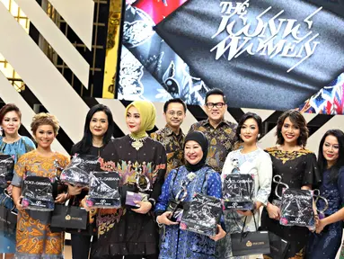  Penerima penghargaan The Iconic Women berfoto bersama dengan mengenakan busana Iwan Tirta Private Collection di Senayan City, Jakarta, (20/4).Ini dalam Rangkaian Fashion Nation Tenth Edition 'A Decade of Pure Decadance'. (Liputan6.com/Immanuel Antonius)