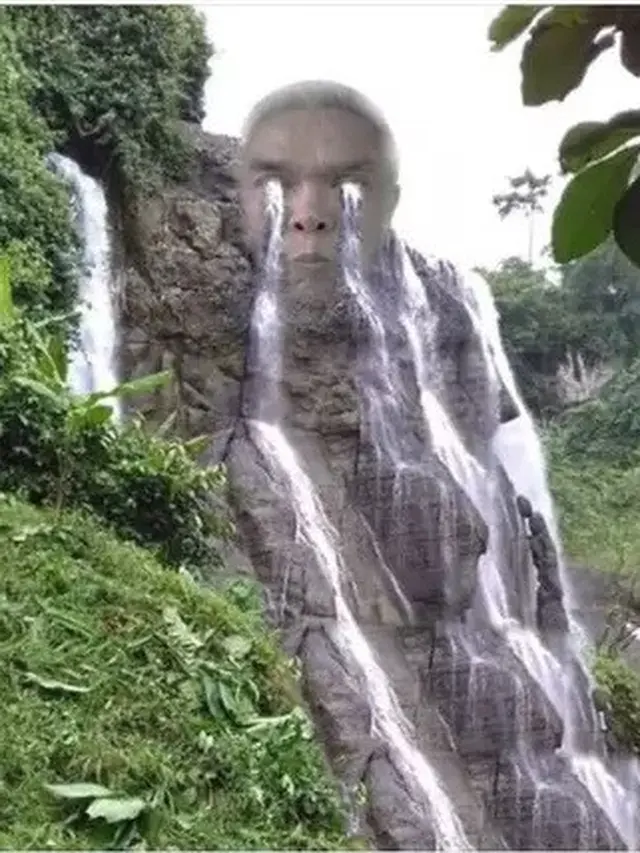 6 Editan Foto Orang di Air Mancur Ini Absurd Banget, Kocak