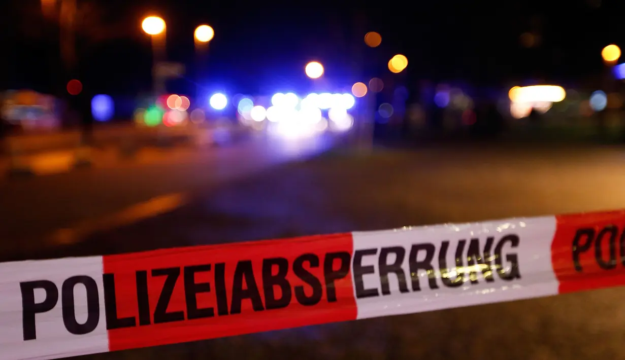 Garis polisi terpasang di sekitar Stadion HDI Arena, Hanover, Selasa (17/11). Pertandingan persahabatan antara Jerman melawan Belanda di Stadion tersebut dibatalkan beberapa saat menjelang kick off setelah adanya ancaman bom. (REUTERS/Morris Mac Matzen)