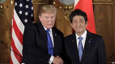 Presiden Amerika Serikat Donald Trump (kiri) saat bertemu dengan Perdana Menteri Jepang Shinzo Abe, 6 November 2017 (AP via VOA)