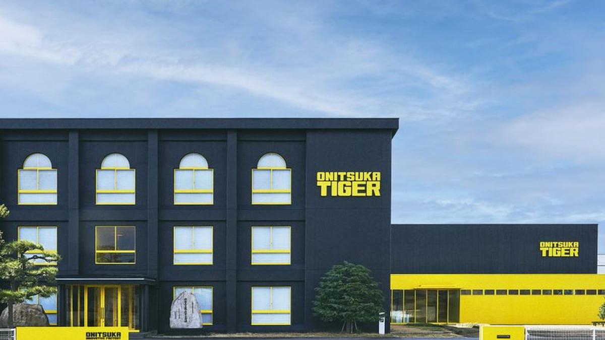 Onitsuka Tiger Buka Pabrik di Kota Kelahiran Pendirinya, Produksi Sepatu Custom dan Tas Kulit