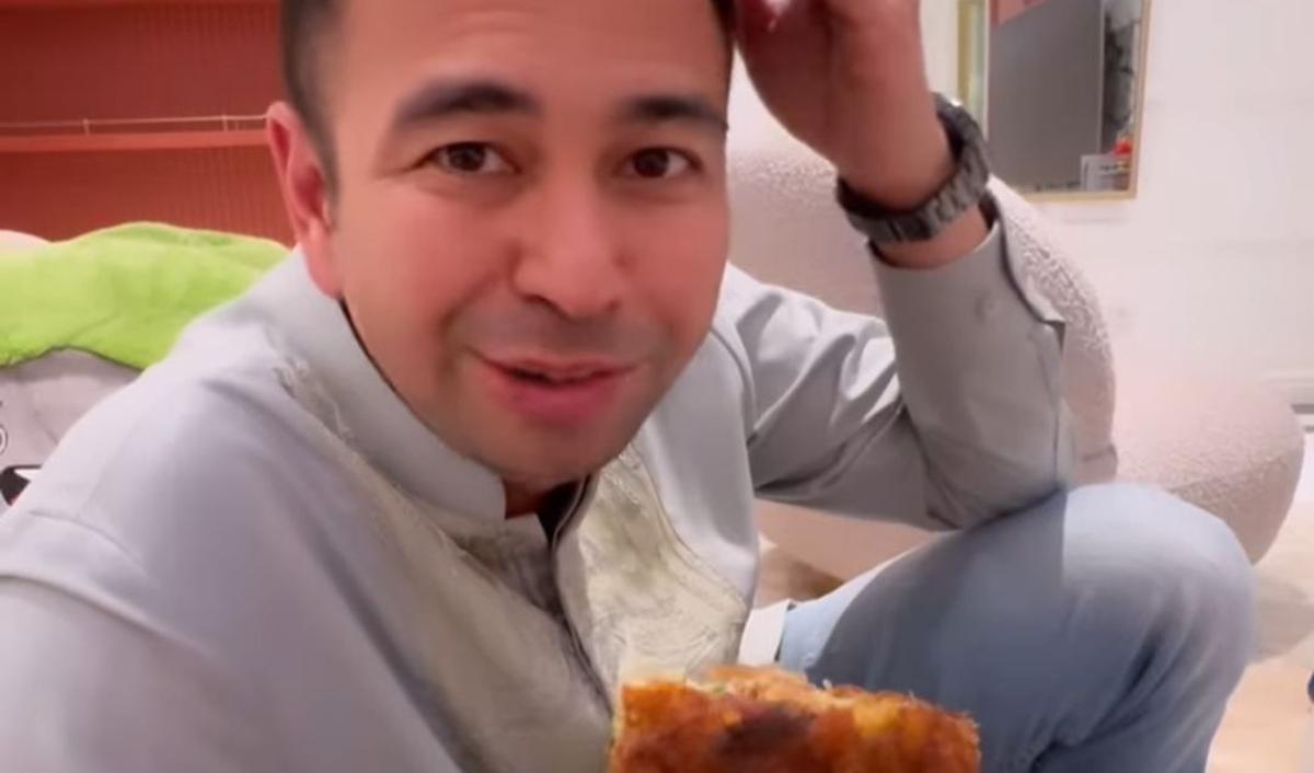 Raffi Ahmad juga turut menikmati penganan martabak. Raffi menyebut jika martabak tersebut enak.<br>