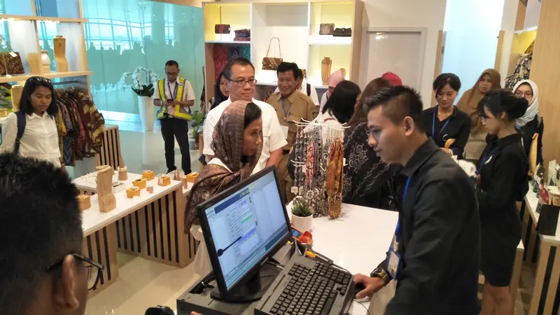 Menteri Badan Usaha Milik Negara (BUMN) Rini Soemarno mencoba langsung penerbangan komersil ke Bandara Internasional Yogyakarta (YIA). Liputan6.com/Septian Deny