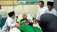Ketua Umum Partai Kebangkitan Bangsa (PKB) Abdul Muhaimin Iskandar atau yang akrab disapa Gus Muhaimin, mengunjungi korban musibah bangunan roboh Pondok Pesantren (Ponpes) Al Khoziny yang dirawat (Istimewa)
