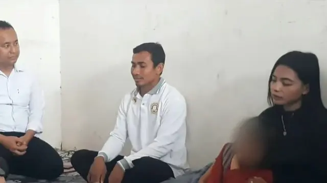 Siswi SD korban colok mata di Gresik didampingi orangtuanya. (capture INDOSIAR)